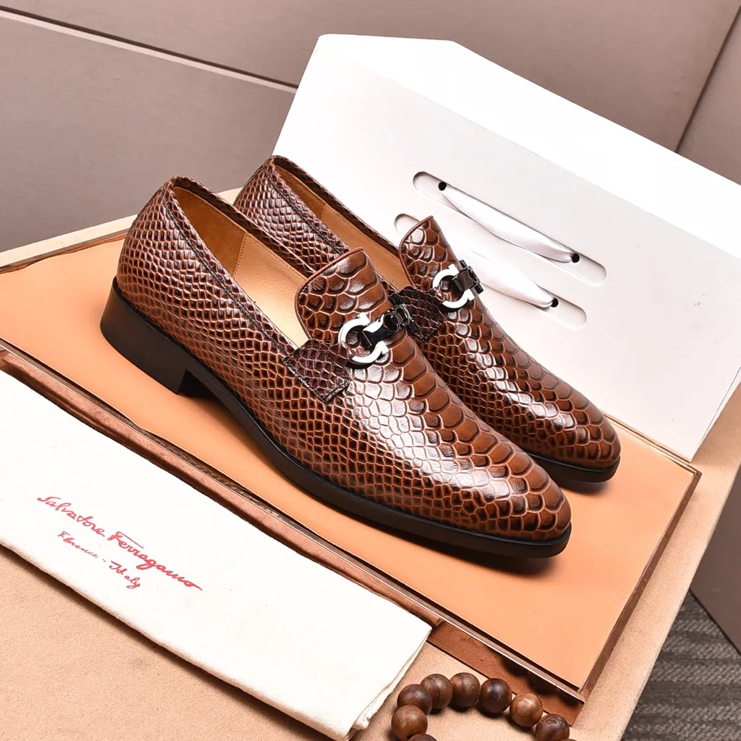 Men's shoes 💰540📛📛(water-dyed cowhide) Salvatore Ferragamo high-end (Salvatore Ferragamo) is the world's top luxury footwear brand. It comes from the fashion kingdom of Italy and is famous all over the world for its traditional handmade design and novel styles...🚶🏻🚶🏻New suit shoes are available simultaneously at the counter. This model is purely handmade. The fabric is imported from Italy's original first-layer cowhide. Soft water-dyed cowhide lining. Original authentic outsole🌀🌀Size: 38➖45